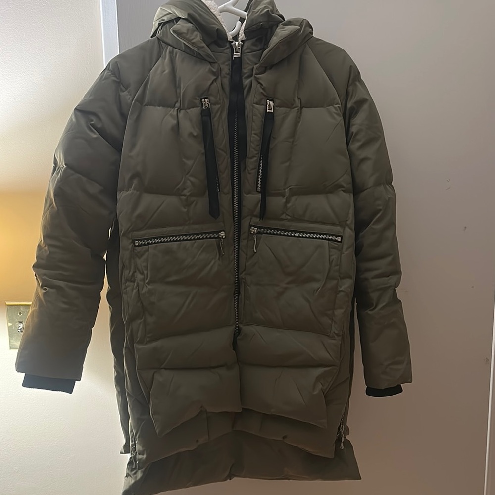 OROLAY: Hooded Olive Puffer Coat. Beautiful, LIKE NEW. Many pockets & zippers.